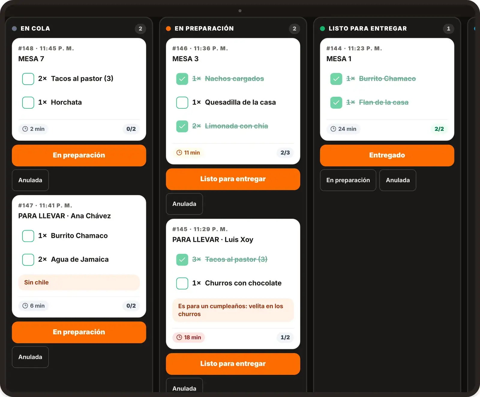 Comanda de cocina en una tablet: pedidos en cola, en preparación y listos para entregar